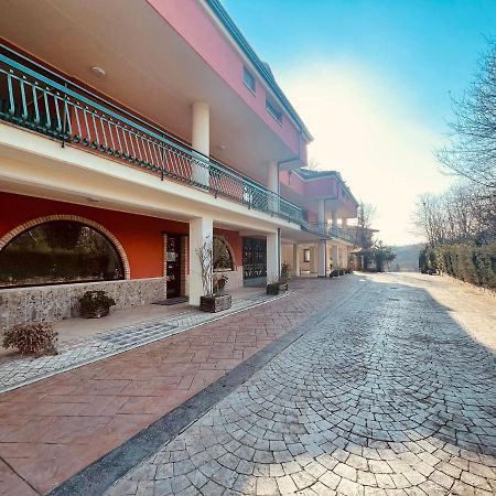 Отель Pietrabianca Country House Manocalzati Экстерьер фото