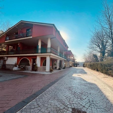 Отель Pietrabianca Country House Manocalzati Экстерьер фото